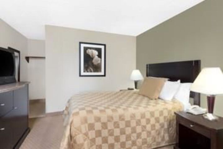 Super 8 by Wyndham Brook Park / Cleveland