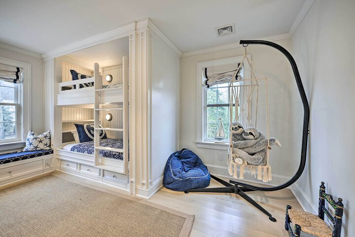 Shelter Island Retreat w / Outdoor Pool!