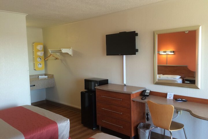 Room 13 of 37