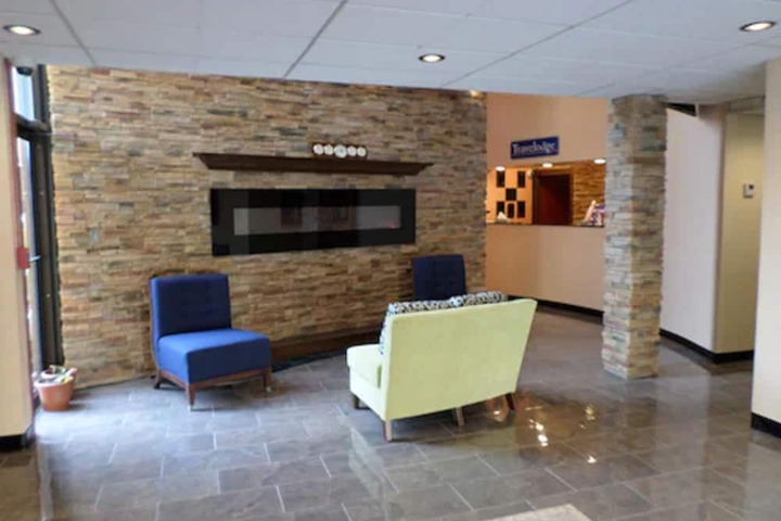 Travelodge by Wyndham Cleveland Lakewood