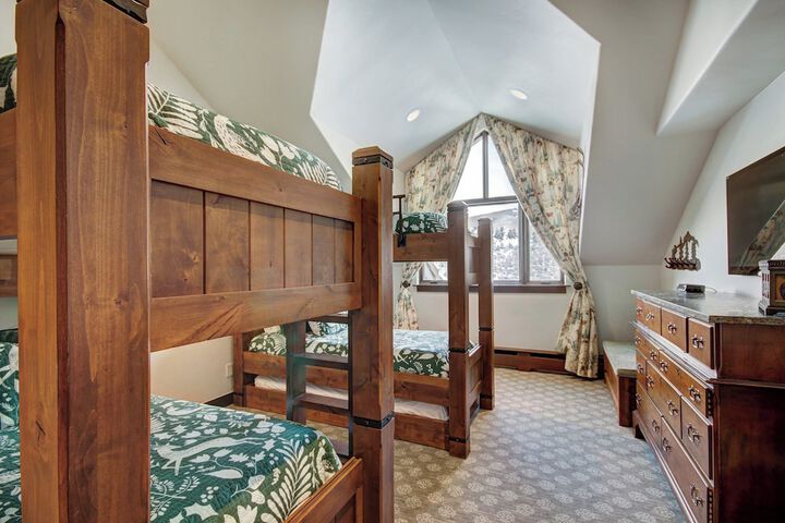Room 152 of 242