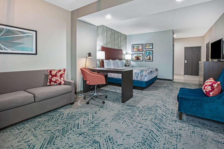 La Quinta Inn & Suites by Wyndham DFW Airport West-Glade