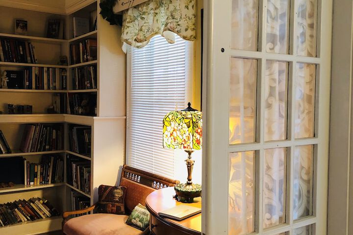 PRINCESS ANNE BOOK LOVERS INN