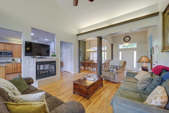 Classy Home w / Hot Tub + Mt. Jefferson Views!