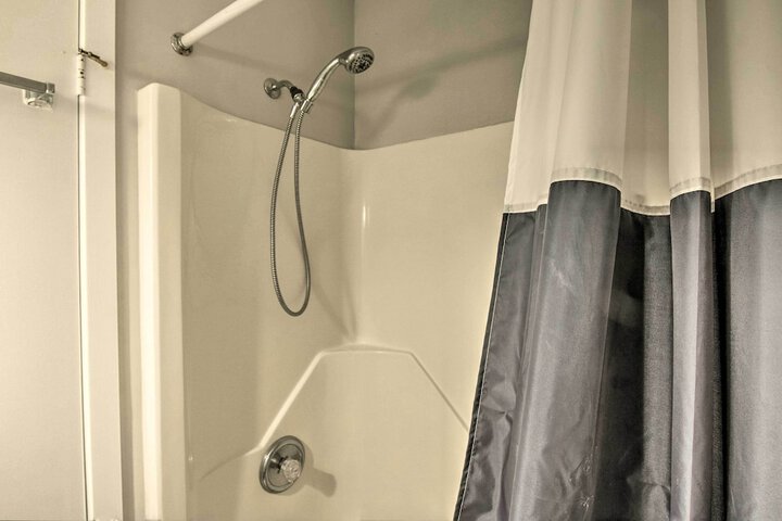 Townhome w / Outdoor Shower 1 Mile to Downtown