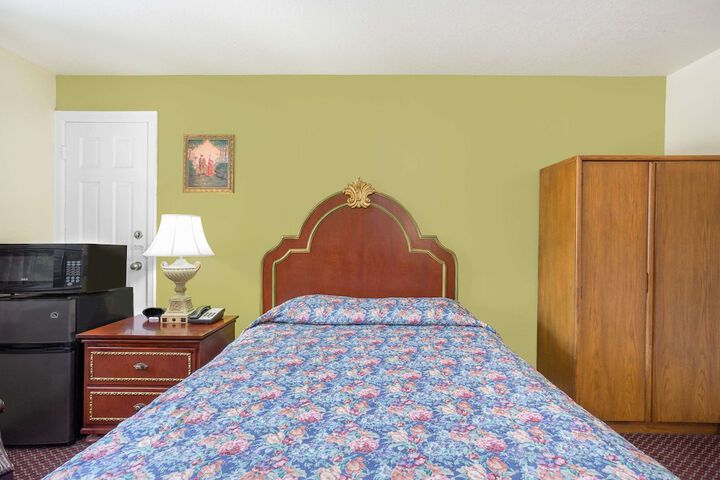 Room 9 of 18