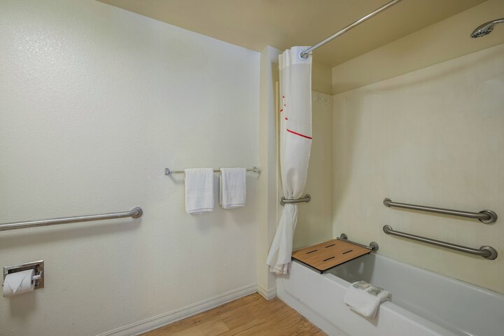 Room 15 of 34