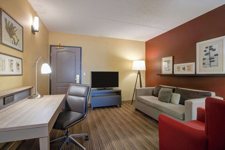 Comfort Inn & Suites St. Paul Northeast