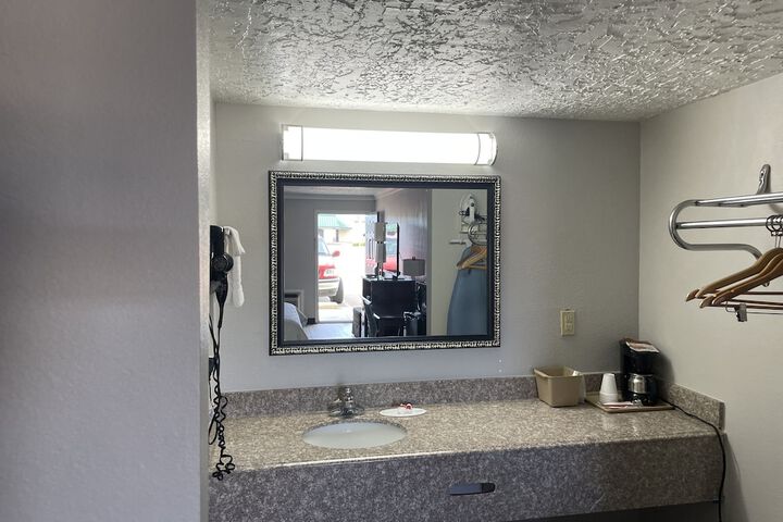 Room 6 of 16