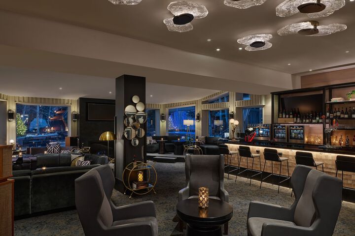 Lounge 53 of 70