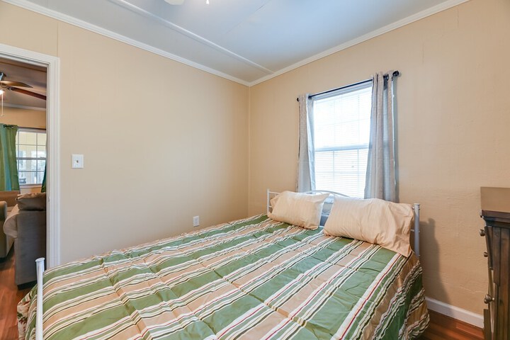 Riverfront Edenton Condo w / Porch & Boat Ramp!