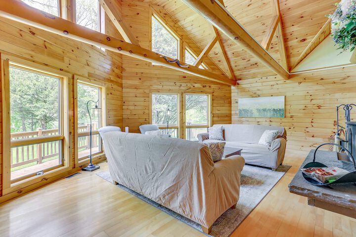 Pocono Dog-Friendly Home on River