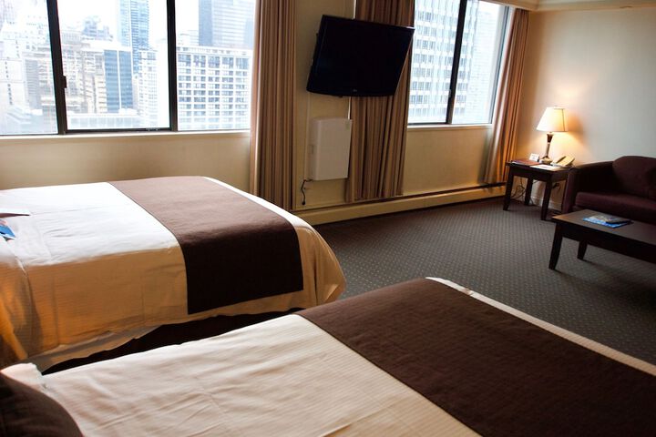 Room 30 of 242