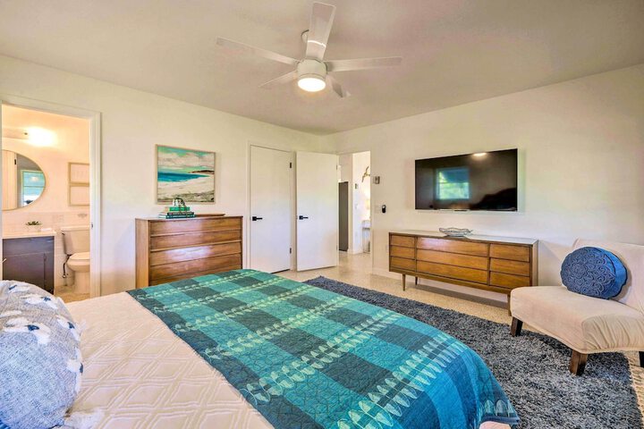Waterfront Lake Dora Escape w / Private Dock & Slip