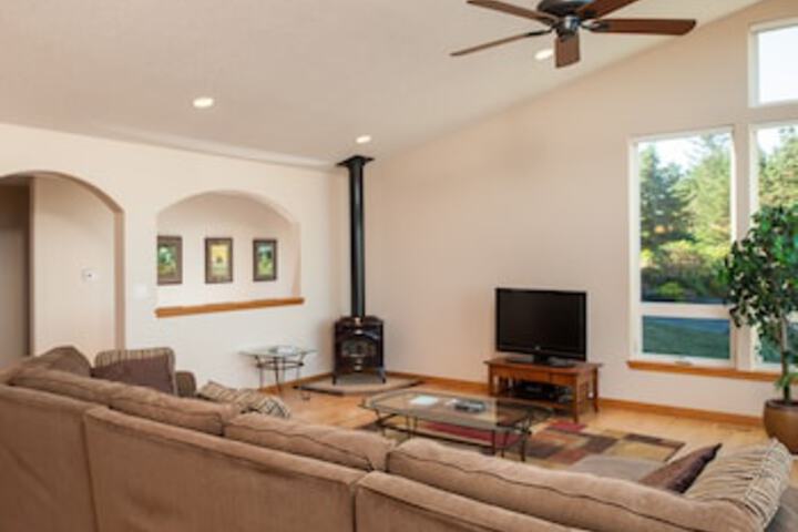 Oceanside Paradise 3 Br home by RedAwning