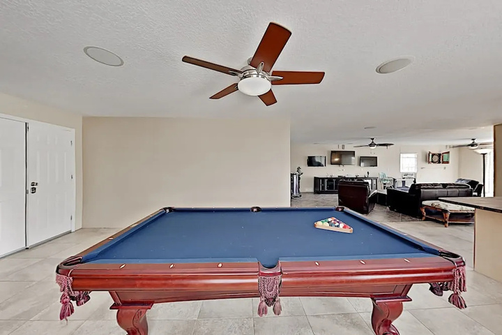 Immaculate Canal W / Pool Dock & Game Lounge 4 Bedroom Home
