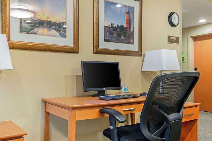 Business Center 76 of 82
