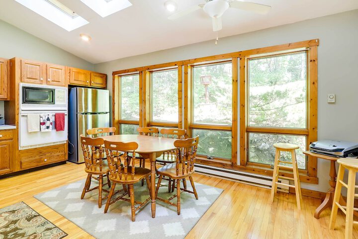 Spacious Woodbury Home w / Pool + Hot Tub!