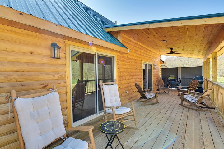 Riverside Beattyville Cabin w / Kayaks & Fire Pit!
