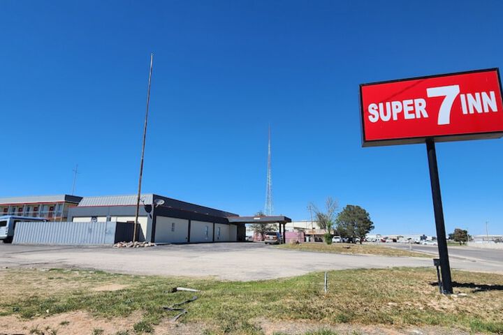 Super 7 Inn