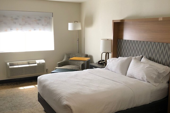 Room 32 of 53
