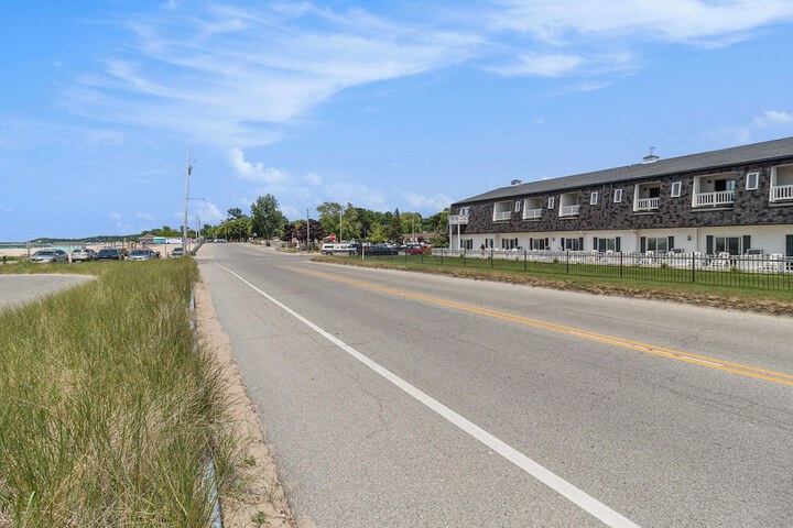 Snyders Shoreline Inn