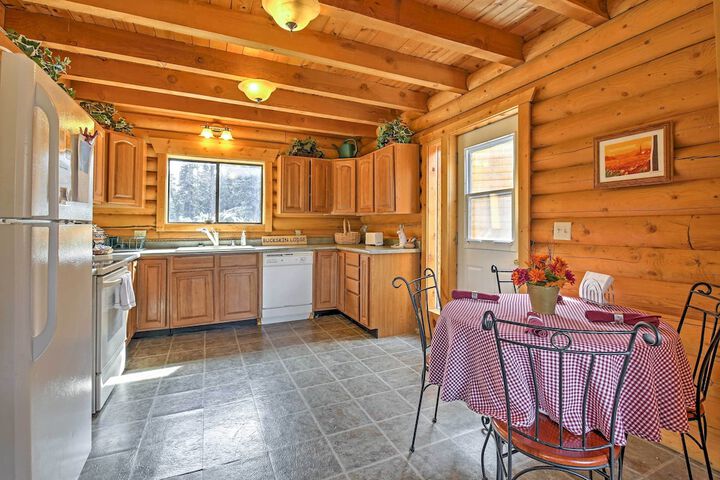 Expansive Alma Cabin w / Hot Tub & Mountain Views!