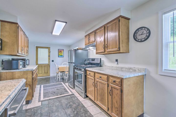 Watkins Glen Lakeview Cottage w / Waterfall!