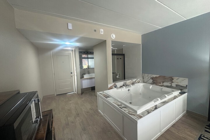 Lighthouse Inn & Suites