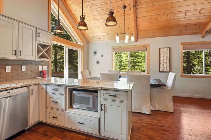 Luxury Tahoe Chalet Minutes to Dining