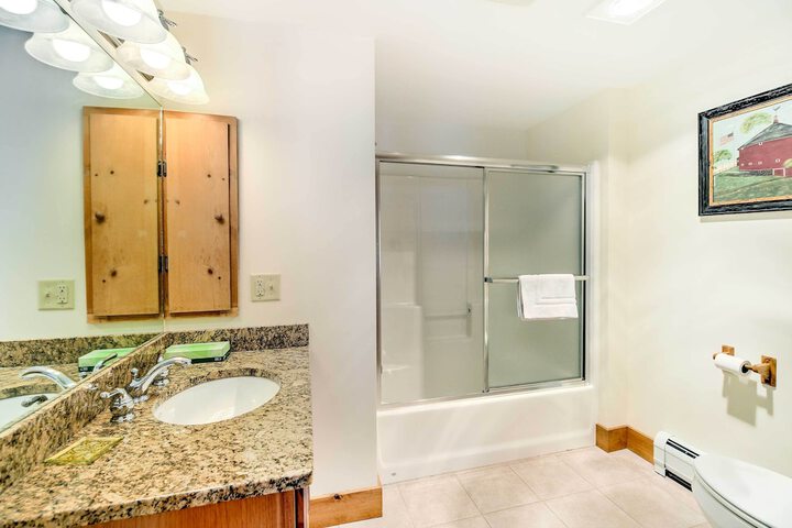 Inviting Ski-in / ski-out Condo at Jay Peak Resort!