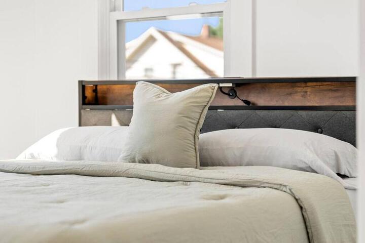 NYC Access 4BR Duplex Sleeps 10 Free Parking