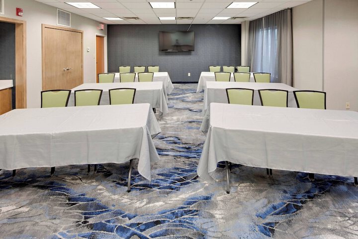 Fairfield Inn and Suites by Marriott Youngstown Austintown