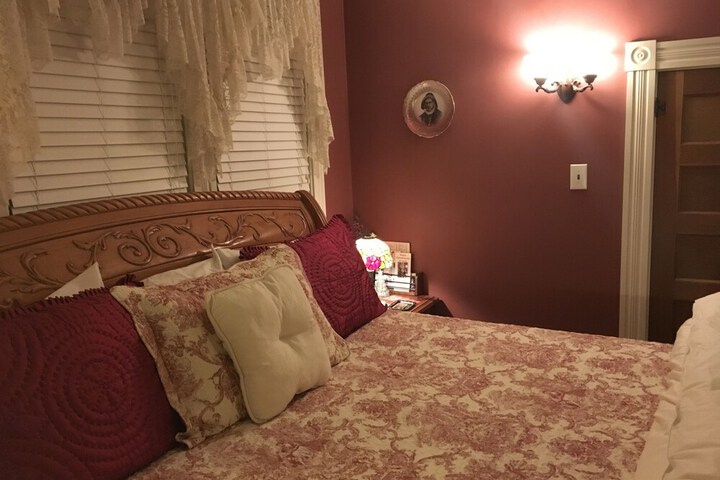 Historic Iron Horse Inn