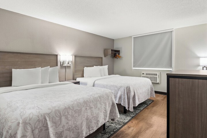 Red Roof Inn PLUS+ Belleville