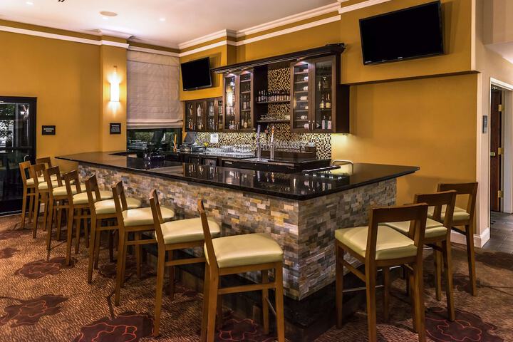 Lounge 79 of 84