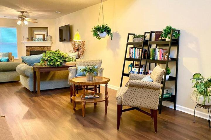 Spacious & comfy home in ultra-convenient location 2025 Traveller Award Winner