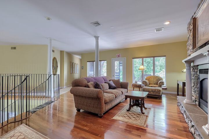 Twin Pine Manor Bed & Breakfast