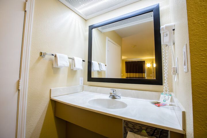 Relax Inn & Suites