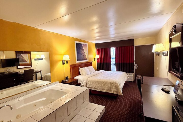 Days Inn by Wyndham Seymour