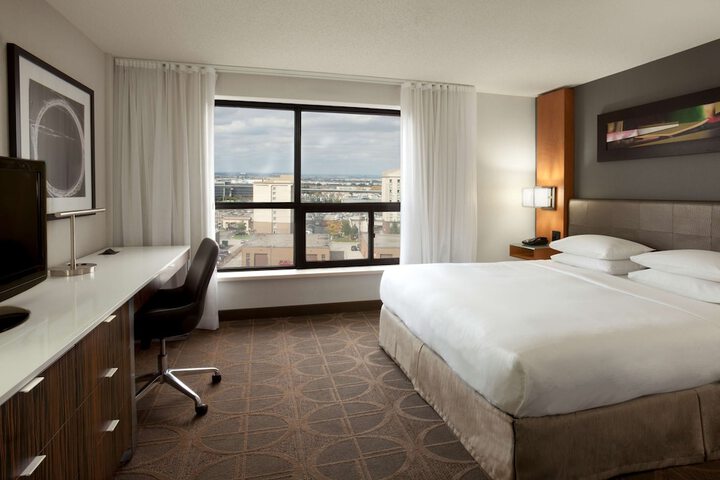 Hilton Toronto Airport Hotel & Suites