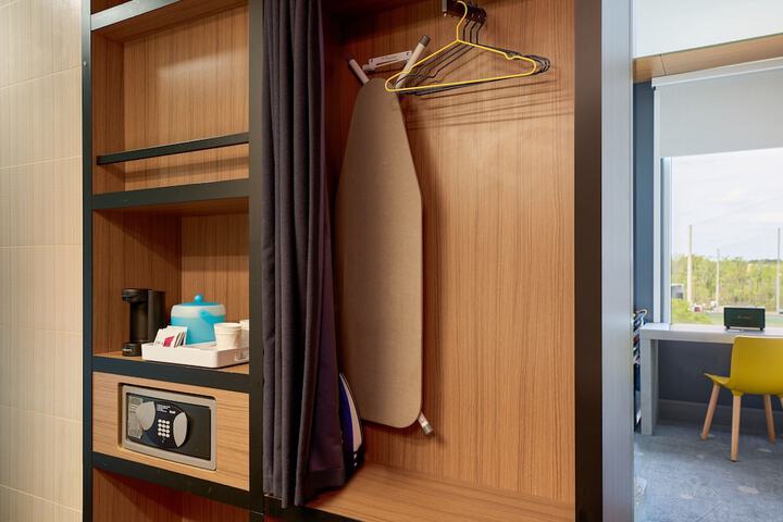 Room 32 of 51