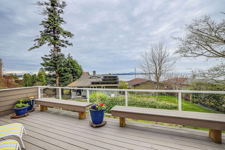 Beautiful Birch Bay Retreat w / Deck & Fire Pit!