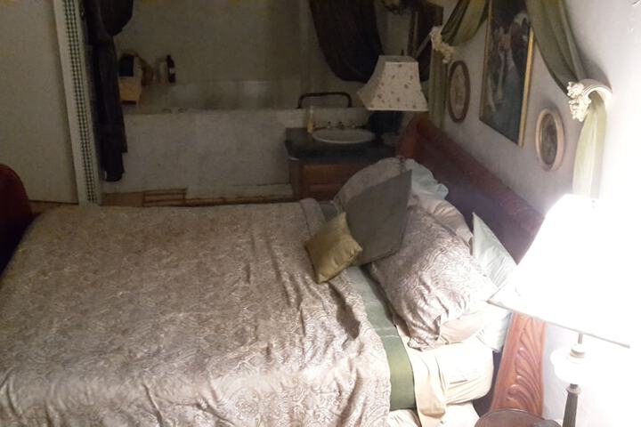 Room 6 of 24