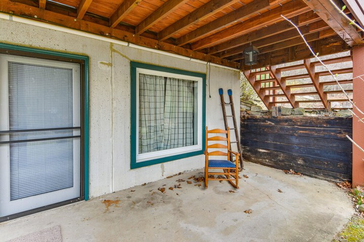 Lock Haven Cabin w / Wood Stove & Mountain View!