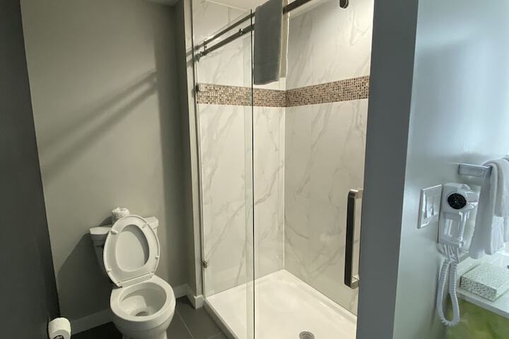 Room 6 of 10