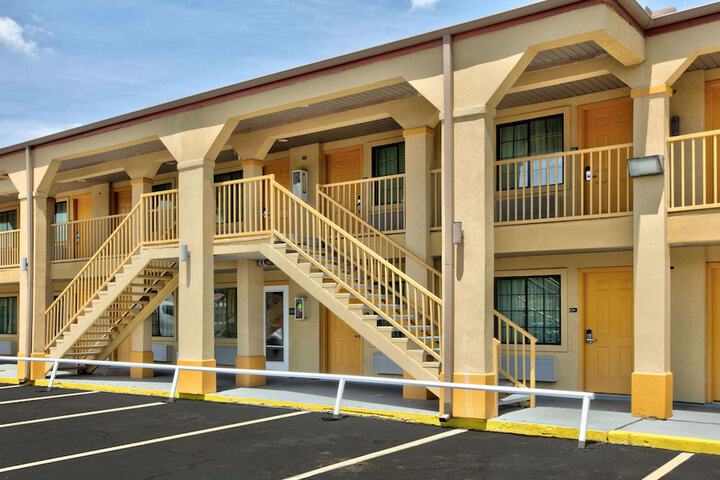 Super 8 by Wyndham Palestine