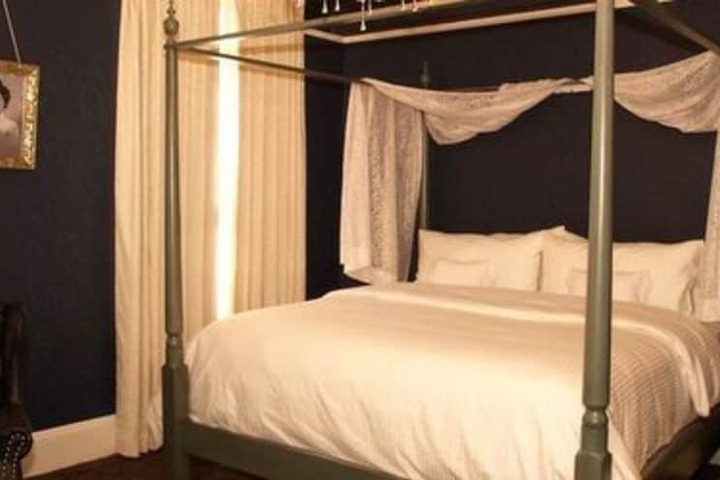 Room 27 of 102