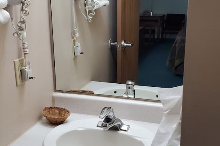 Room 33 of 40