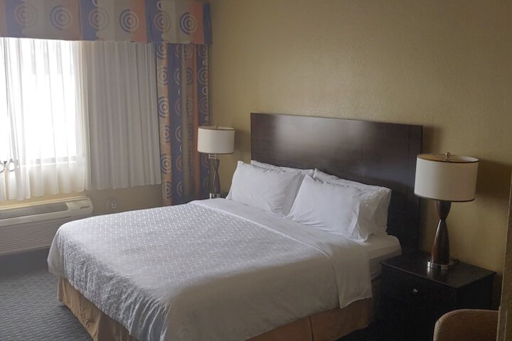 Room 7 of 12